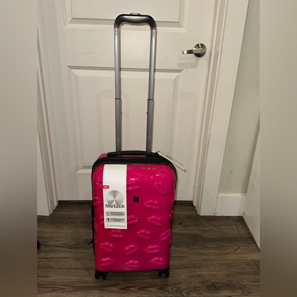 IT 3D EMBOSSED LIP LUGGAGE CARRY ON RARE!!!